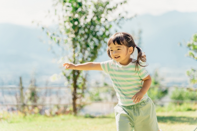 外で遊んでいる子ども